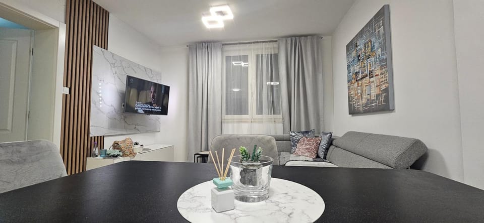 TV and multimedia, Living room, Seating area, Dining area