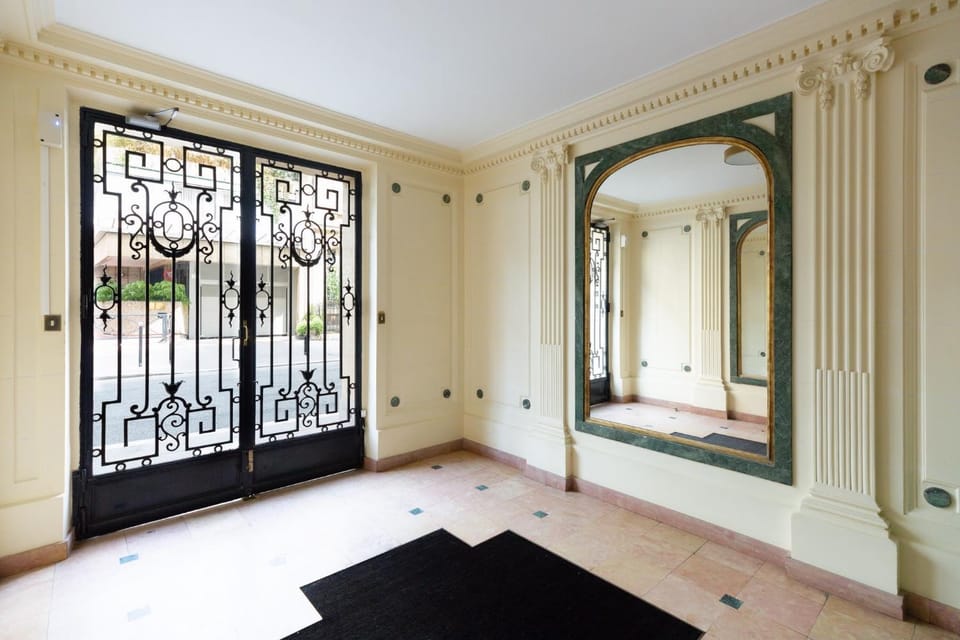 Prestigious 4BR - Sleeps 9 - Eiffel Tower Apartment in Paris