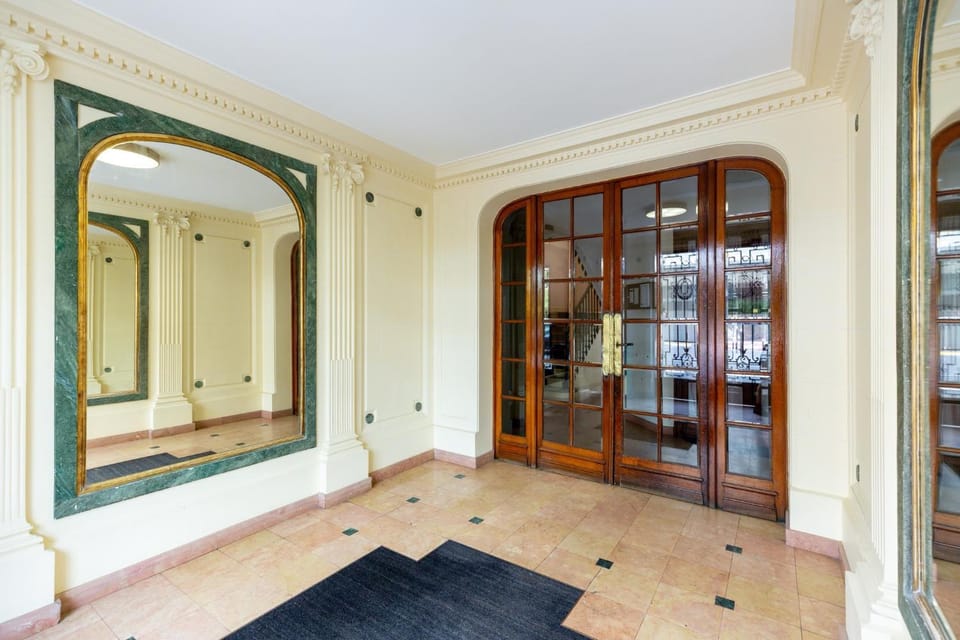 Prestigious 4BR - Sleeps 9 - Eiffel Tower Apartment in Paris