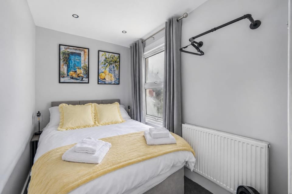 Modern Comfort 4BR House for 8 Free Parking For 2 Apartment in Ipswich