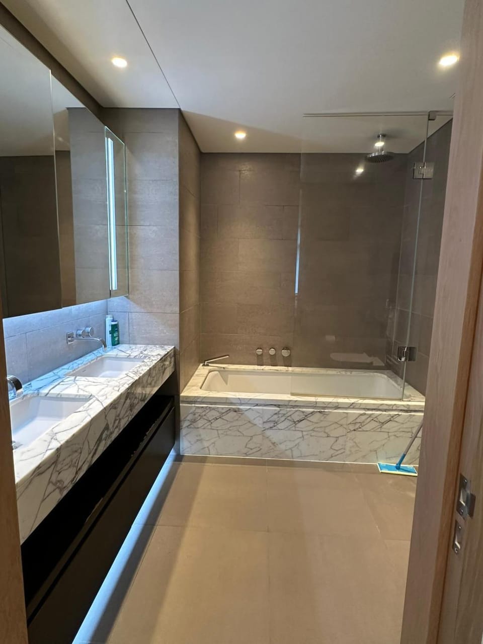 Oasis 2B2B High Rise Luxury in Shoreditch Apartment in London Borough of Islington
