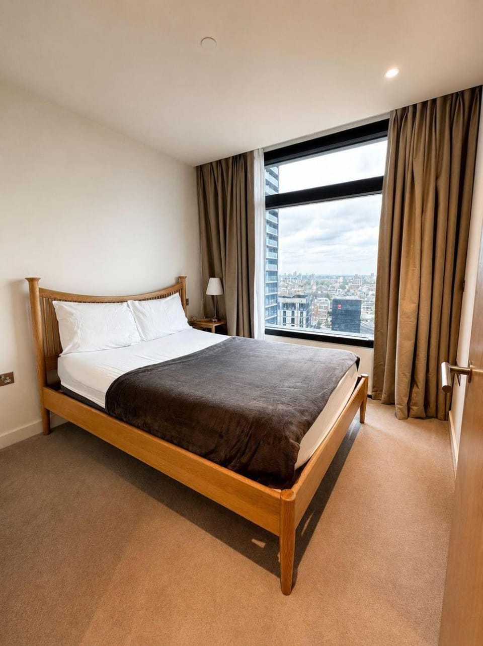 Oasis 2B2B High Rise Luxury in Shoreditch Apartment in London Borough of Islington