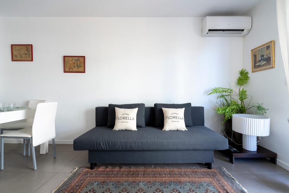 Living room, Decorative detail, Seating area, Dining area, air conditioner