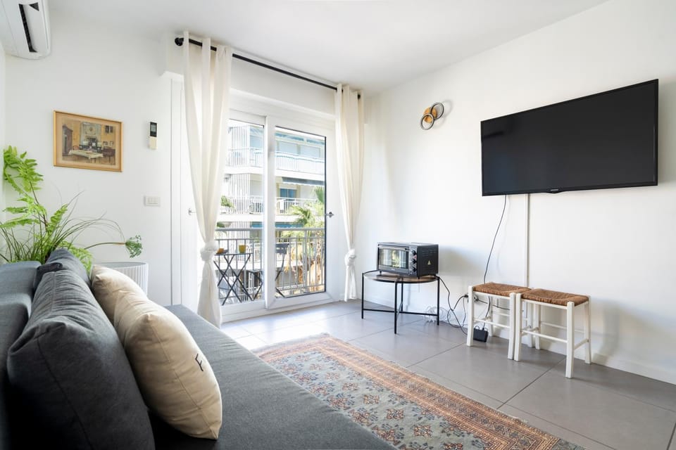 TV and multimedia, View (from property/room), Balcony/Terrace, Living room, Decorative detail, Seating area, City view, microwave, air conditioner