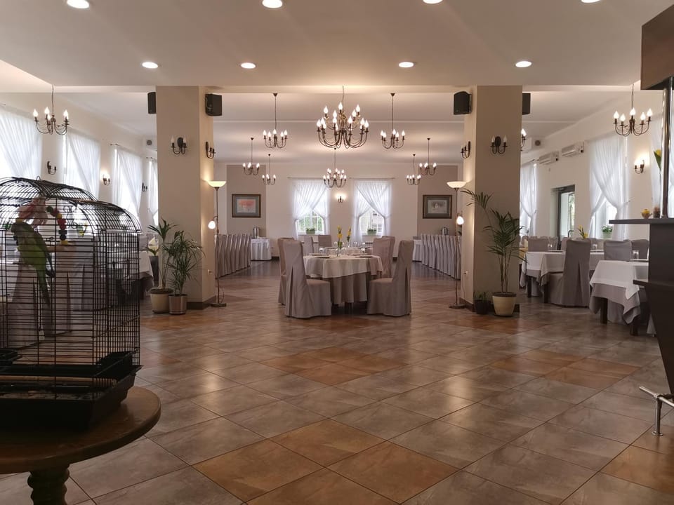 Restaurant/places to eat, Restaurant/places to eat, Other, Other, Banquet/Function facilities