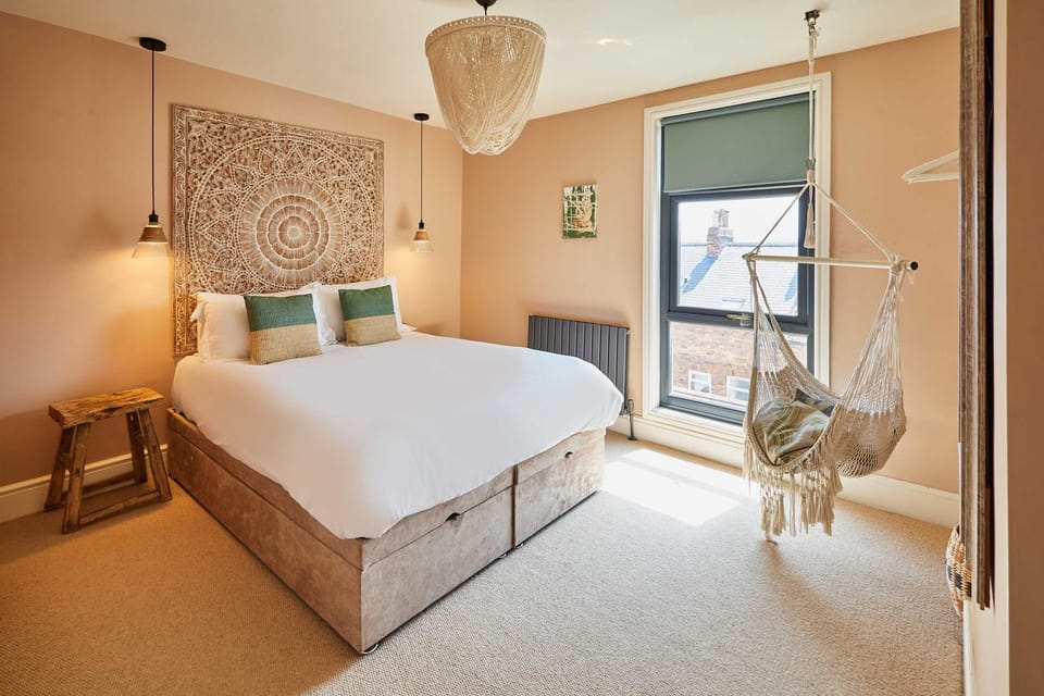 Bed, Seating area, Bedroom