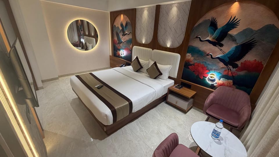 Bed, Photo of the whole room, Seating area, Bedroom