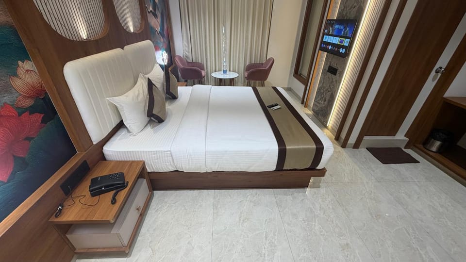 Bed, TV and multimedia, Living room, Photo of the whole room, Bedroom