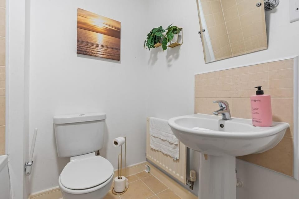 2 Bedroom House with Fast WiFi and Free Parking Close to Rugby Town Apartment in Rugby