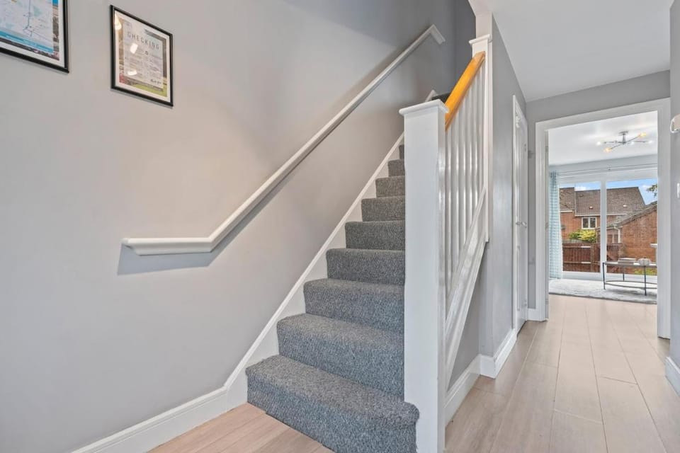 2 Bedroom House with Fast WiFi and Free Parking Close to Rugby Town Apartment in Rugby