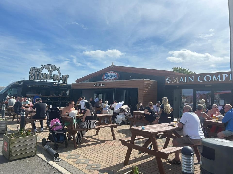 Restaurant/places to eat, Coffee/tea facilities, Food and drinks, Drinks