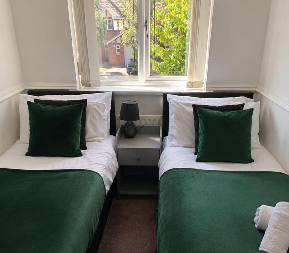 Luxury 4 Bed Hot Tub House House in Derby