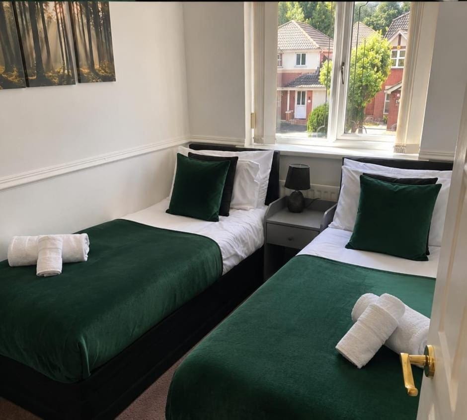 Luxury 4 Bed Hot Tub House House in Derby