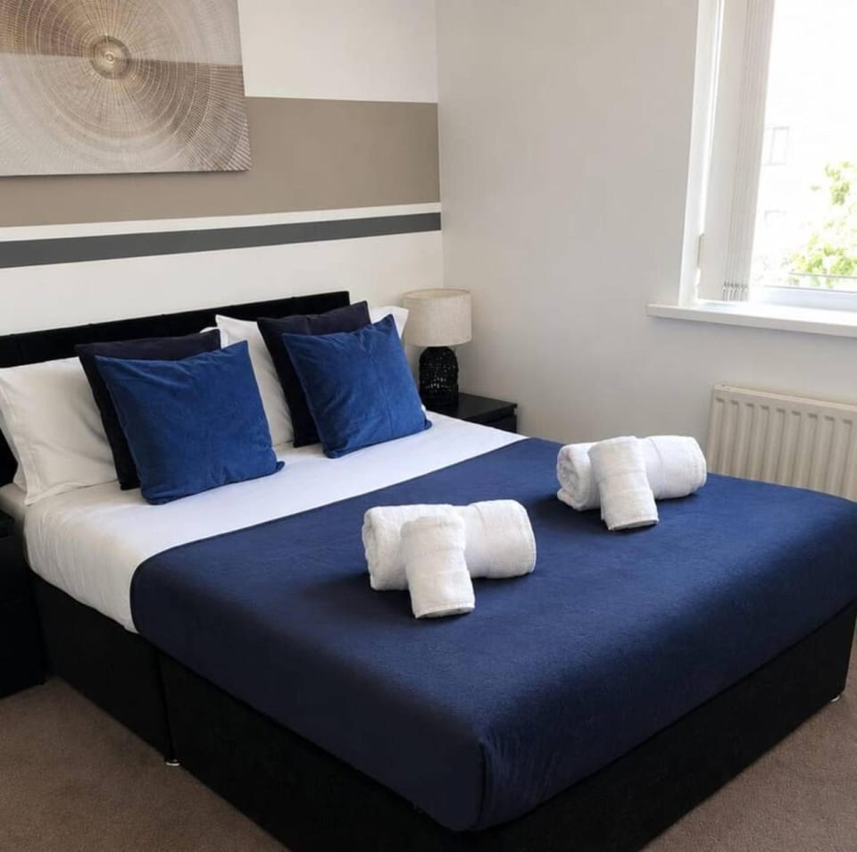 Luxury 4 Bed Hot Tub House House in Derby