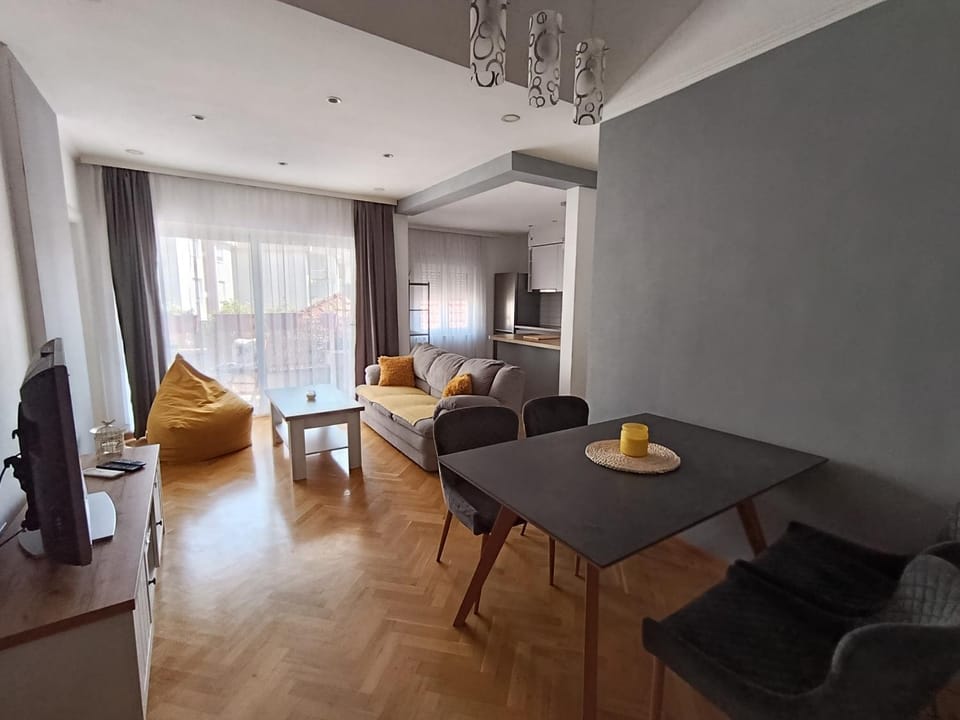 TV and multimedia, Living room, Seating area, Dining area