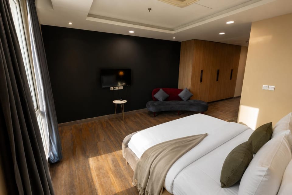 Bed, Living room, Photo of the whole room, Seating area, Bedroom