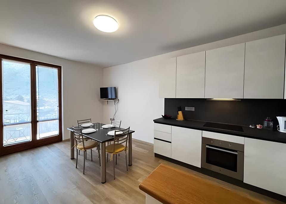 Kitchen or kitchenette, Living room