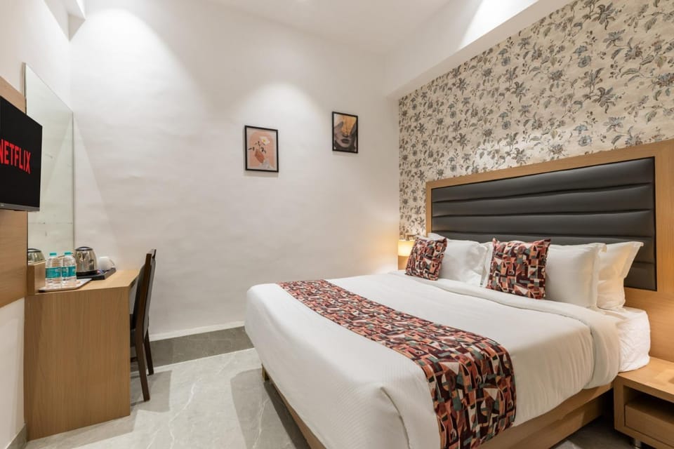 Bed, TV and multimedia, Photo of the whole room, Bedroom
