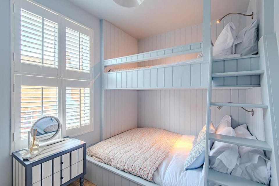 Bedroom, bunk bed