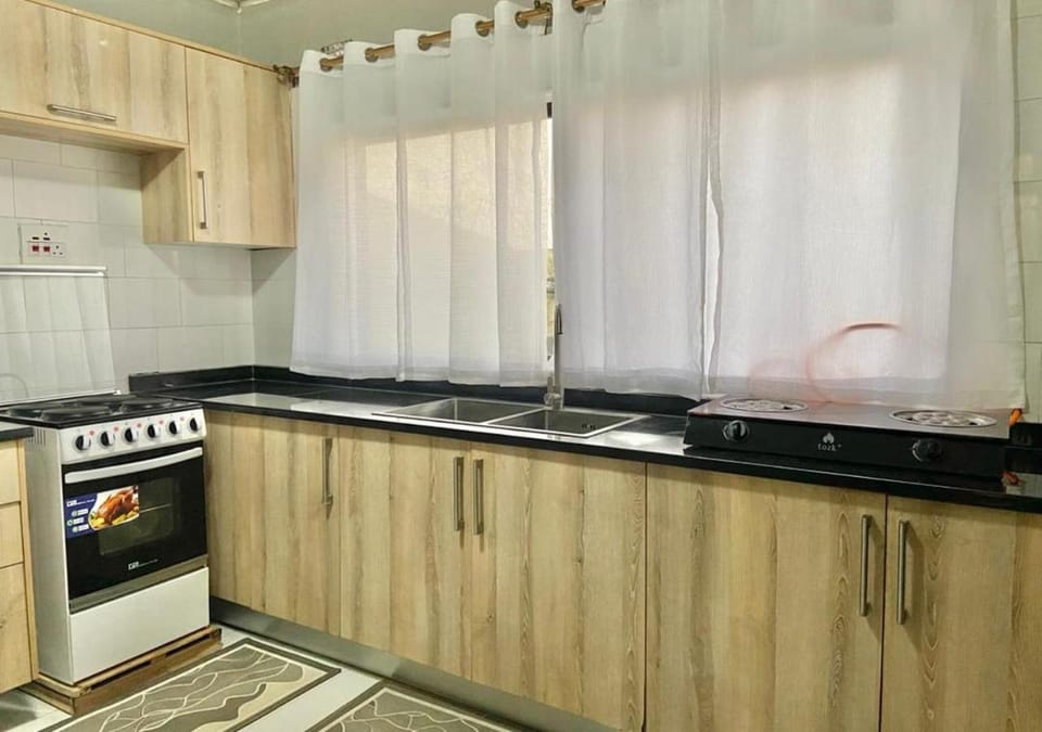 Kitchen or kitchenette, minibar, stove