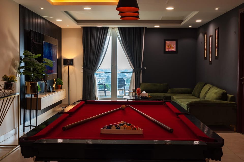Communal lounge/ TV room, Billiard, Game Room, TV and multimedia, Living room, Seating area, Evening entertainment