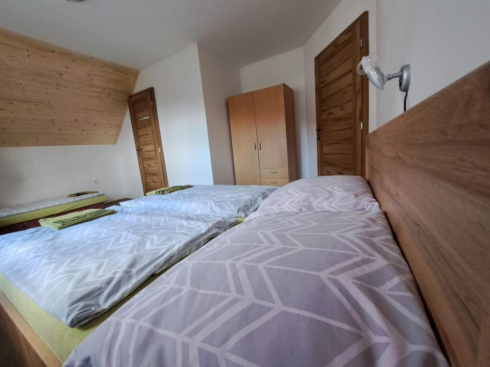 Photo of the whole room, Bedroom, wardrobe