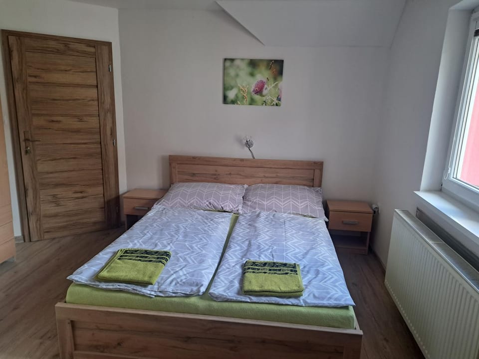 Photo of the whole room, Bedroom, towels