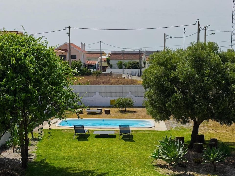 Vita Portucale ! Caparica Sun & Breeze Home with Shared Pool & Garden House in Costa da Caparica