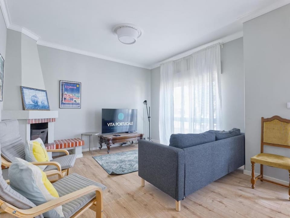 Vita Portucale ! Caparica Sun & Breeze Home with Shared Pool & Garden House in Costa da Caparica