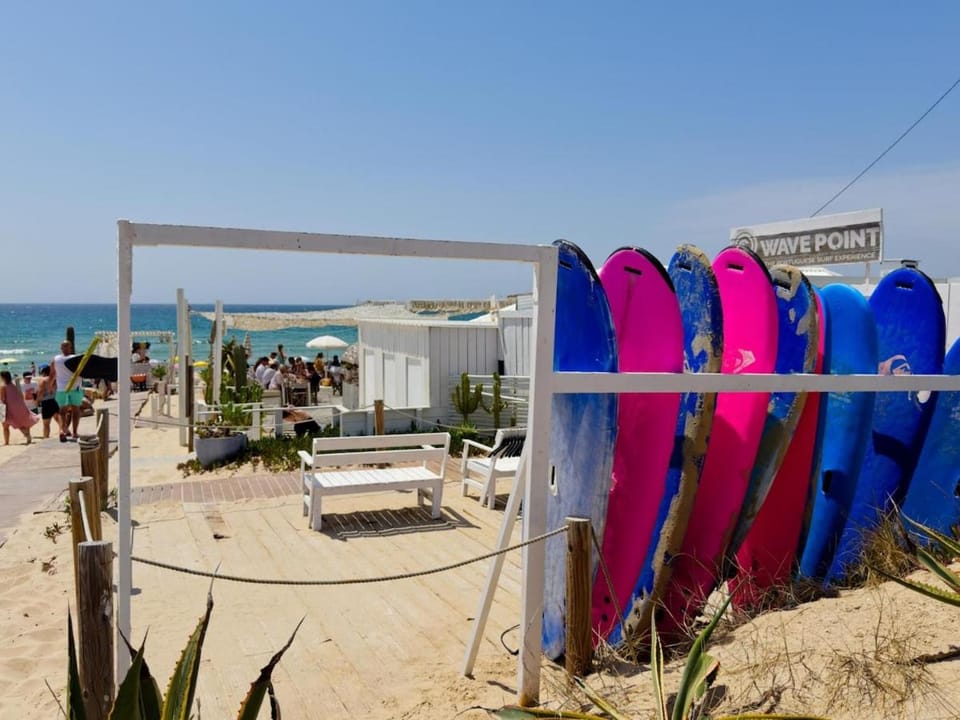 Vita Portucale ! Caparica Sun & Breeze Home with Shared Pool & Garden House in Costa da Caparica