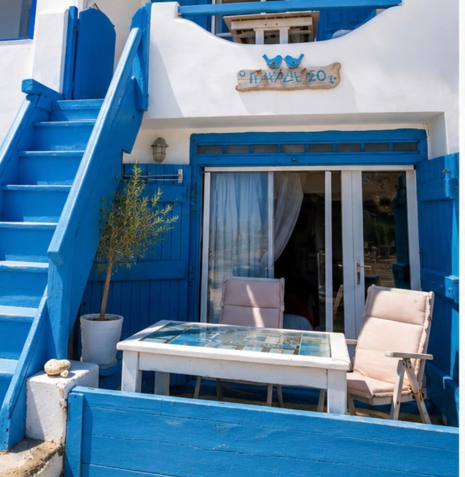 Paradiso Apartment in Milos