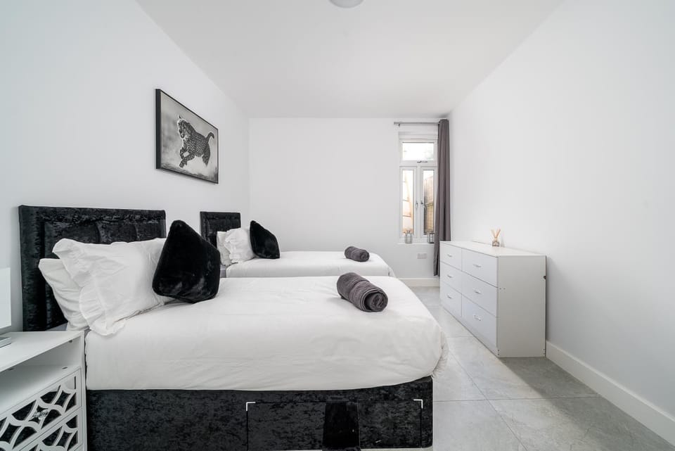 Spacious 6BR Home Sleeps 12 Free Parking - Garden House in Edgware