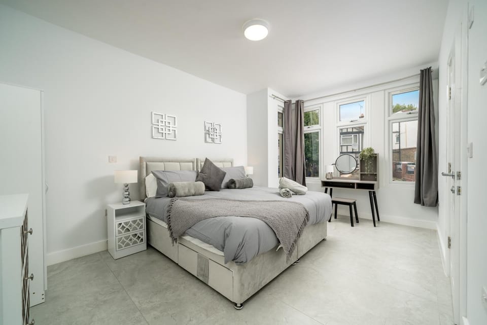 Spacious 6BR Home Sleeps 12 Free Parking - Garden House in Edgware