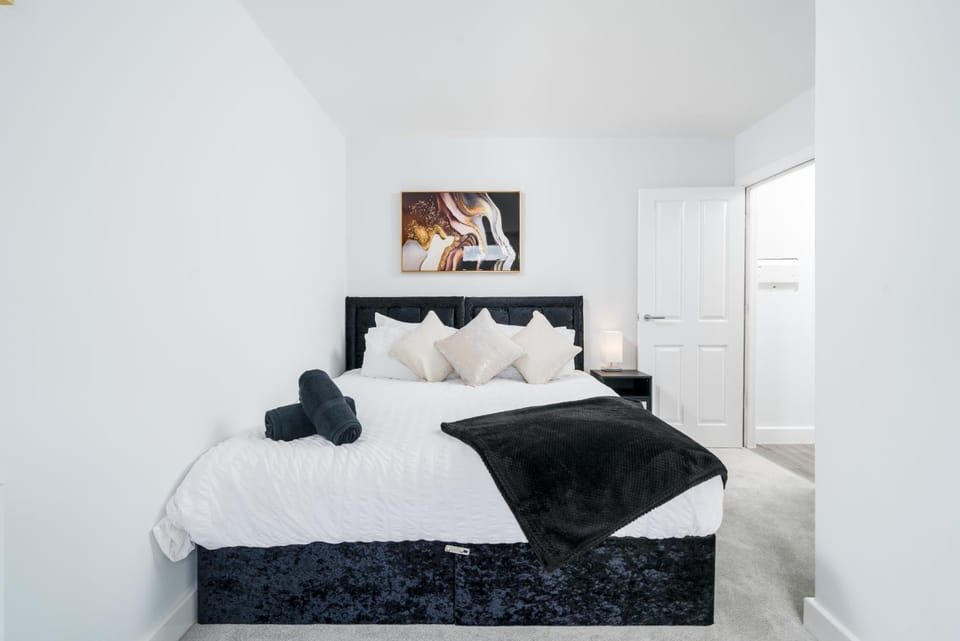 Spacious 6BR Home Sleeps 12 Free Parking - Garden House in Edgware