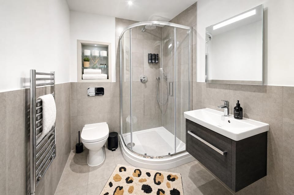 Shower, Toilet, Bathroom, Bath, bidet, towels