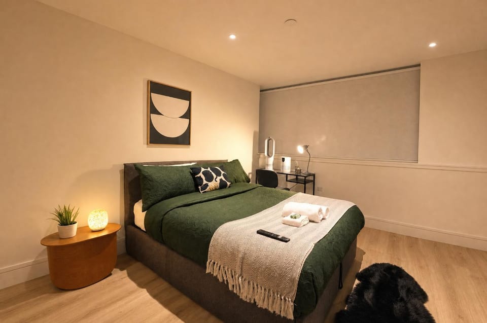 Bed, Living room, Photo of the whole room, Seating area, Bedroom, towels