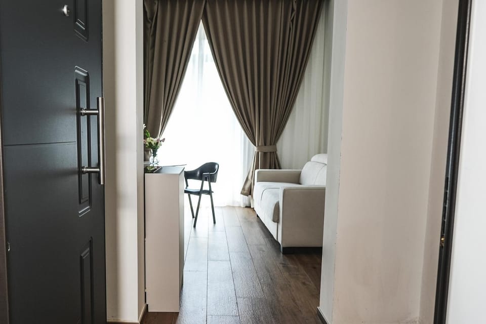 Photo of the whole room, Seating area