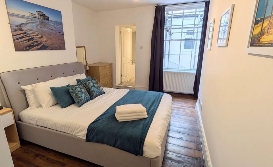 Host & Stay - Regency Courtyard - Brighton City Centre - Steps from the Seafront - 3 Bedrooms and 2 Bathrooms - Private Courtyard - Sleeps 8 Apartment in Hove