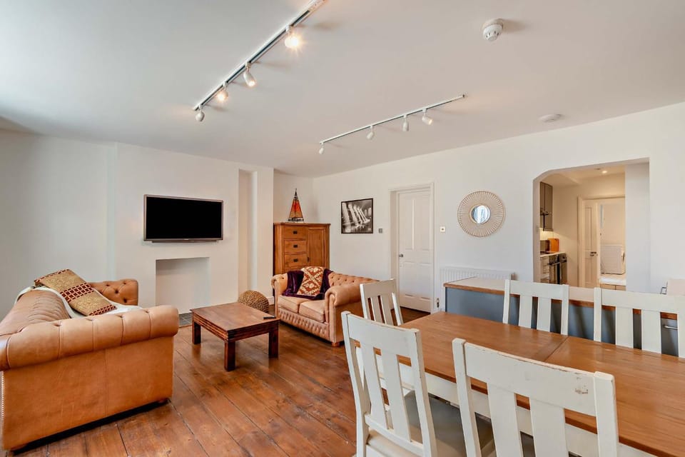 Host & Stay - Regency Courtyard - Brighton City Centre - Steps from the Seafront - 3 Bedrooms and 2 Bathrooms - Private Courtyard - Sleeps 8 Apartment in Hove