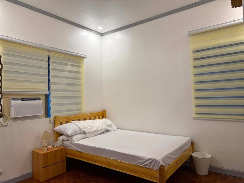 Staycation near MOA Bungalow in Las Piñas House in Las Pinas