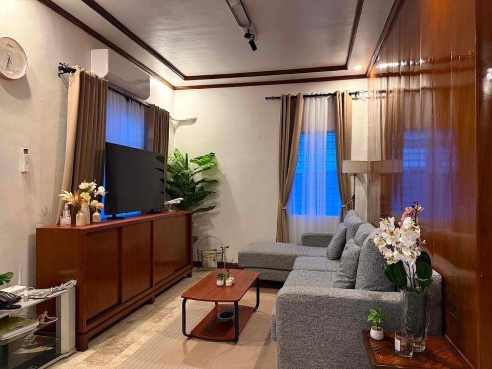 Staycation near MOA Bungalow in Las Piñas House in Las Pinas