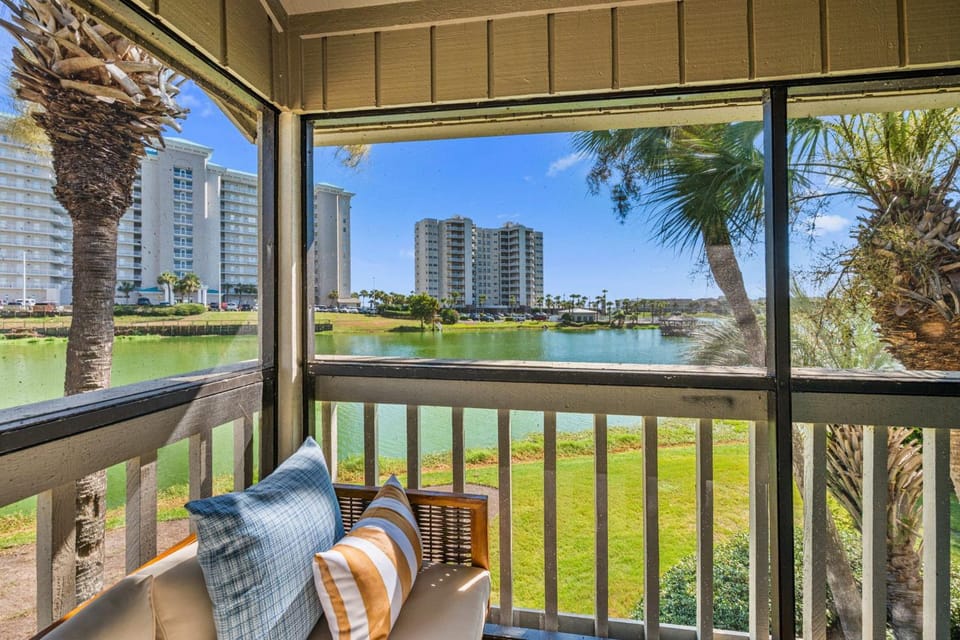 Balcony/Terrace, Seating area, Lake view