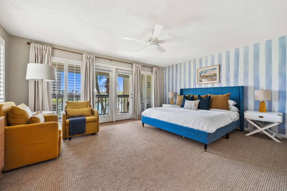 Photo of the whole room, Seating area, Bedroom