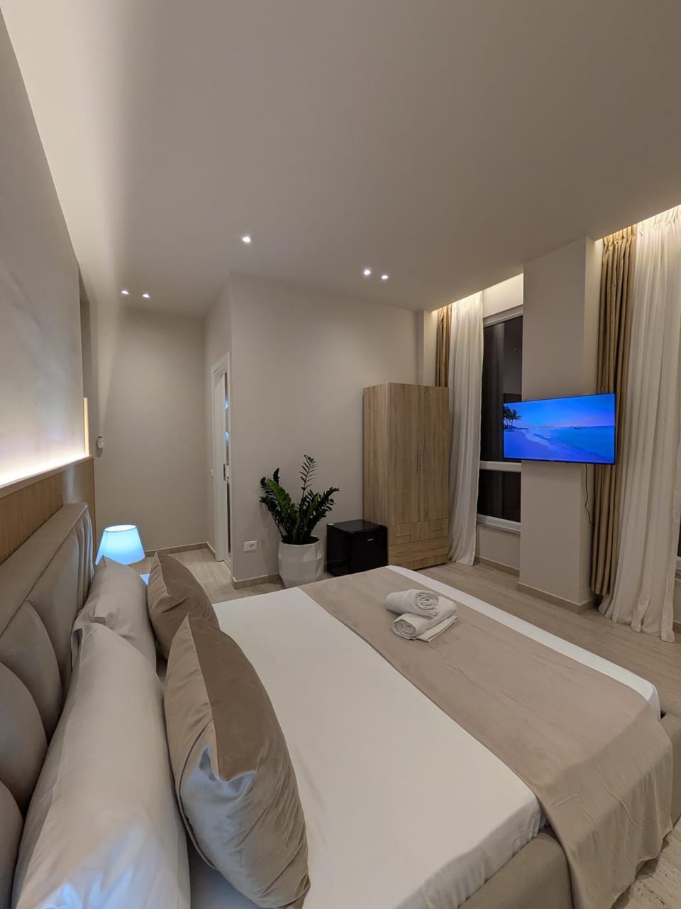 Bed, TV and multimedia, Photo of the whole room, Bedroom
