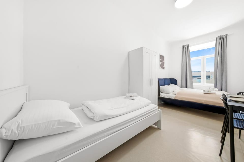 Photo of the whole room, Bedroom, wardrobe
