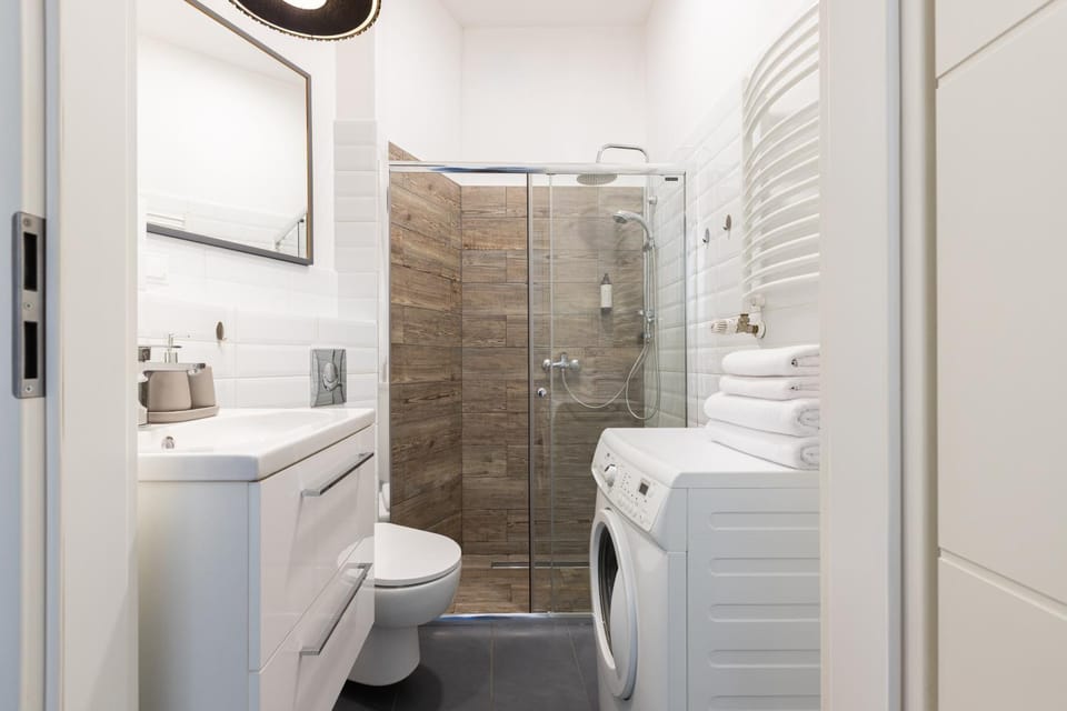 Shower, Toilet, Bathroom, towels