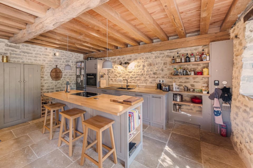 Coffee/tea facilities, microwave, oven, stove, kitchen