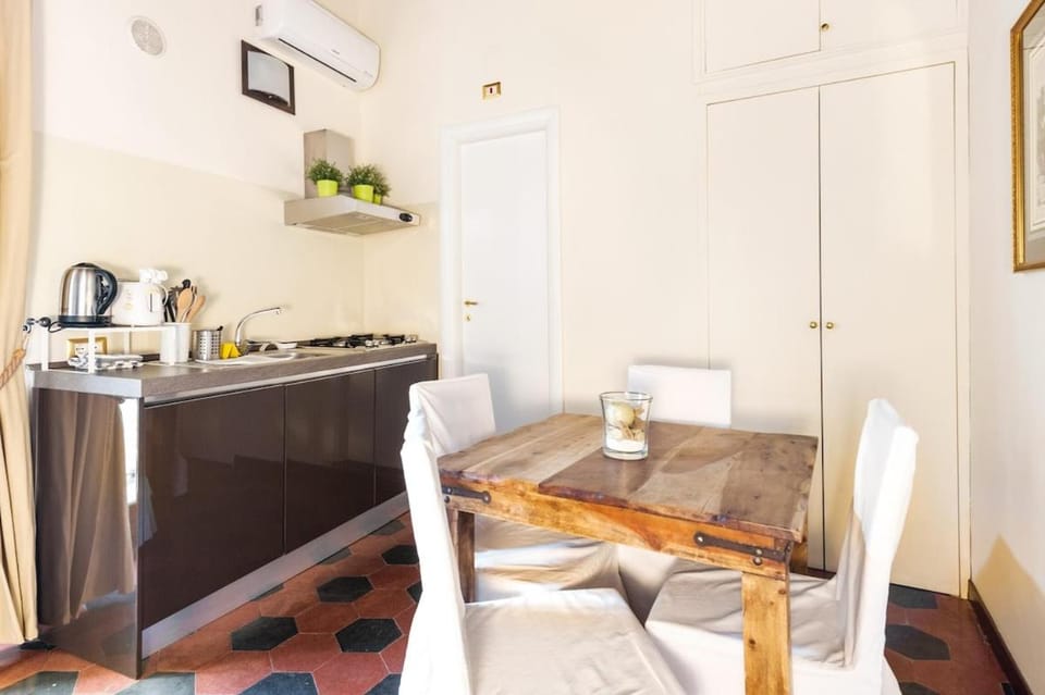 Delightful Piazza di Spagna with balcony Apartment in Rome