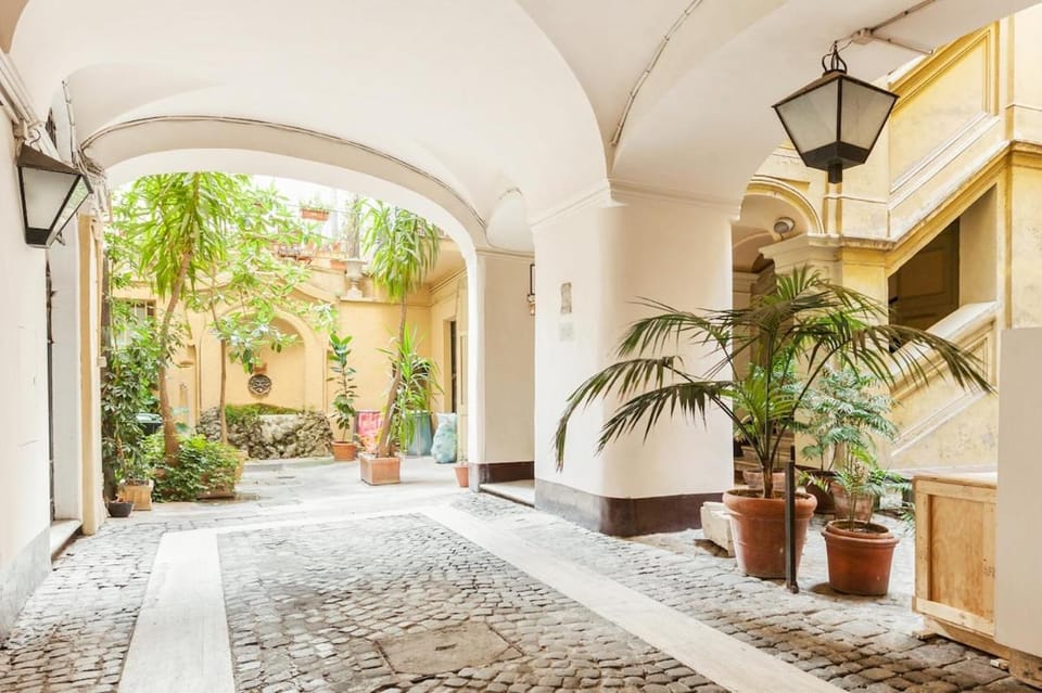 Delightful Piazza di Spagna with balcony Apartment in Rome
