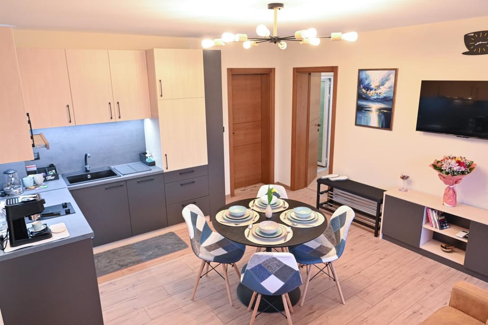TV and multimedia, Kitchen or kitchenette, Living room, Seating area, Dining area